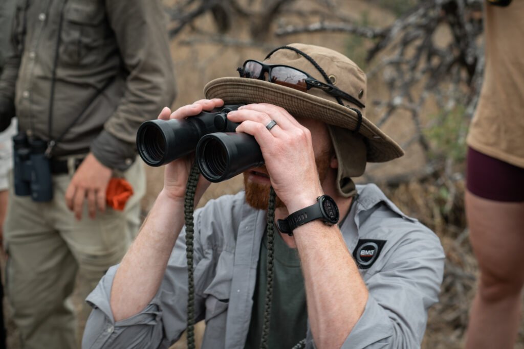 deelnemer van een wandelsafari met een verrekijker