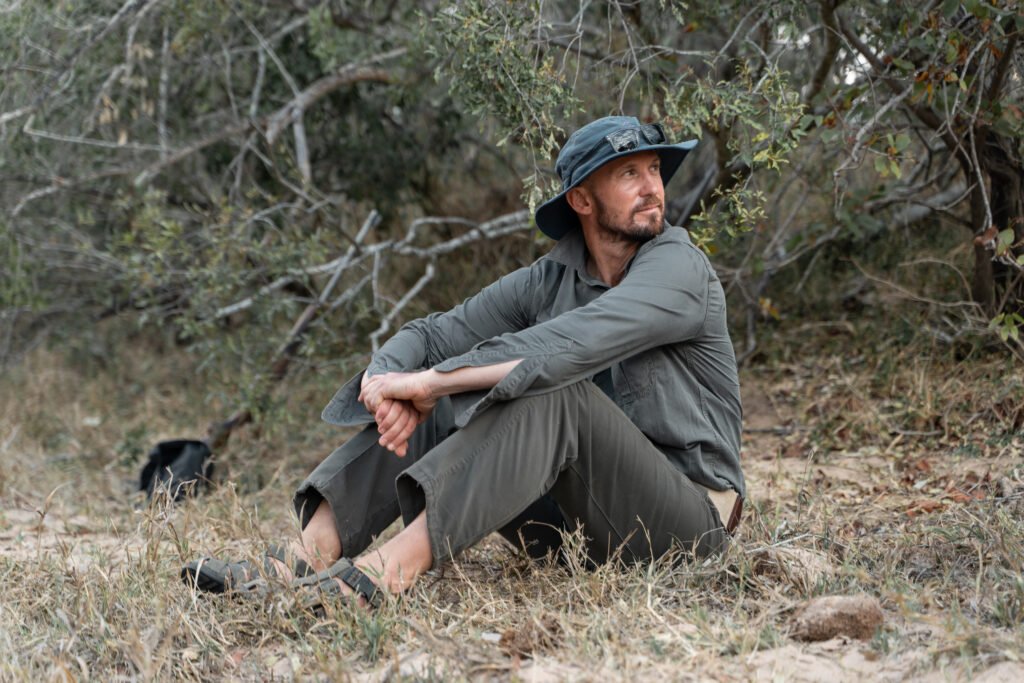 gids zit midden in timbavati game reserve tijdens primitieve trail