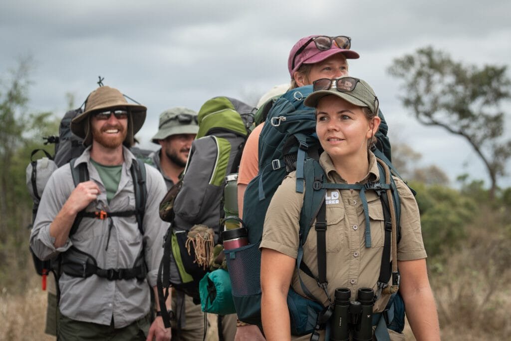 Daphne wandelt tijdens de Primitive Trail in Greater Kruger, met de deelnemers achter haar.