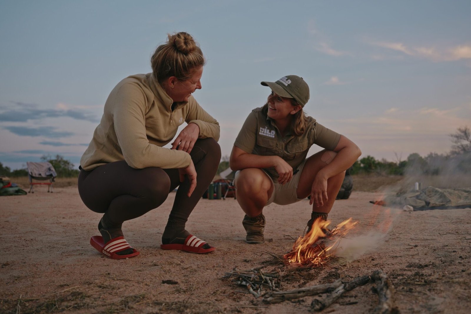 Samen kampvuur maken op primitieve trail in zuid afrika