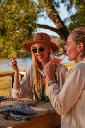 Wijn drinken op safari